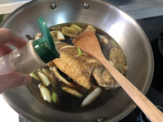 19、红烧鱼,少许白胡椒粉