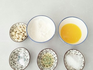 1、幸福薄脆,准备食材：蛋液，中筋面粉玉米淀粉混合，泡打粉，盐，玉米油，砂糖，花生。
