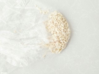 2、幸福薄脆,花生用擀面杖擀碎。