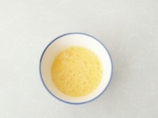 3、幸福薄脆,蛋液中加入玉米油拌匀。