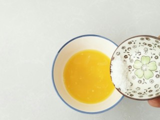 4、幸福薄脆,加入砂糖，拌匀。