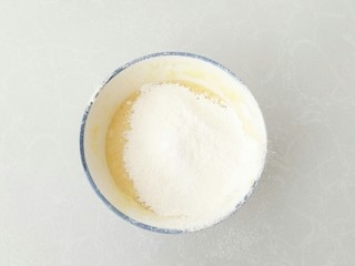 5、幸福薄脆,筛入面粉类和泡打粉，盐。