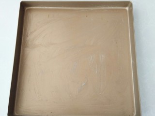 7、幸福薄脆,烤盘中刷一层黄油。