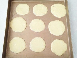 8、幸福薄脆,用汤匙均匀的摊入面糊。