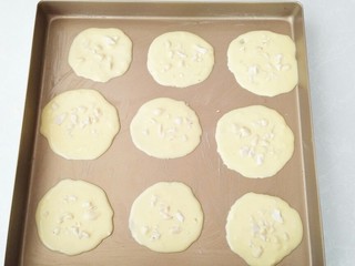 9、幸福薄脆,撒上花生碎。