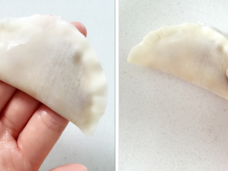 1、香蕉馅蒸饺—香甜可口，试试这款吧!18M,把饺子皮边缘用手按压粘合，然后用小拇指把饺子皮边缘勾上来，然后按下去，就变成一些小褶皱啦（小褶皱粘合不住的，也可以用手蘸点水粘合）