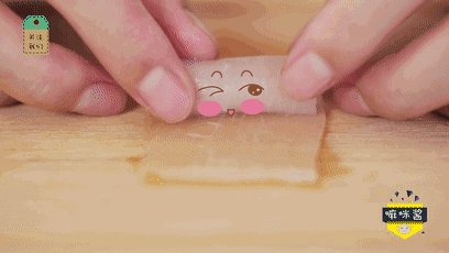 5、水晶萝卜卷,把萝卜卷起来