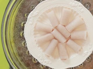 6、水晶萝卜卷,蒸锅烧水，水开后放入萝卜卷，中火蒸15分钟左右 。