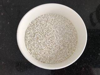 1、芒果椰汁西米露,准备西米半碗150g