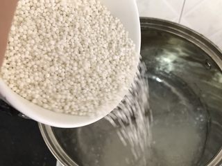 2、芒果椰汁西米露,水开后，把西米倒入沸水锅里