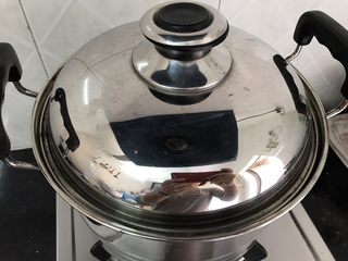 4、芒果椰汁西米露,盖上锅盖焖约3分钟