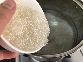 9、芒果椰汁西米露,再次倒下沸水锅里煮2分钟，熄火焖3分钟