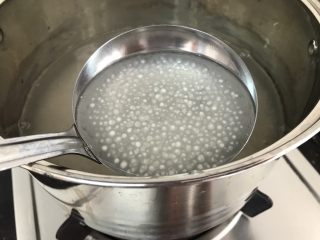 10、芒果椰汁西米露,大部分西米已呈全透明，个别大颗还有一点点白小丁