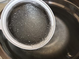 11、芒果椰汁西米露,再次捞出来放入冷开水里待凉