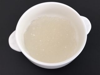 12、芒果椰汁西米露,最后，把凉透的西米装碗里