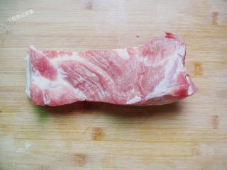 1、雪碧五花肉,准备五花肉一块，五花肉在切之前放入冷冻室冻几分钟，更好切些