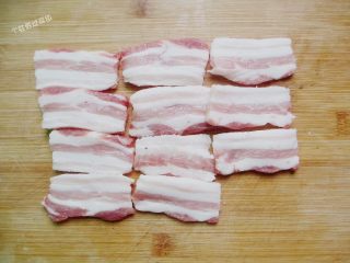 2、雪碧五花肉,五花肉切片，厚薄可以依据自己的喜好口感掌握