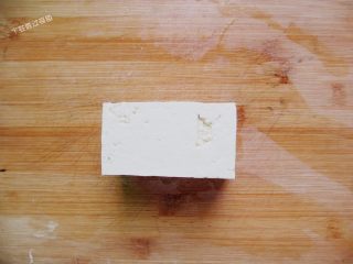 4、雪碧五花肉,准备豆腐一块，老一点比较好煎