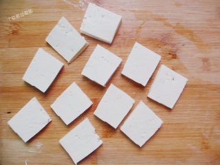 5、雪碧五花肉,豆腐切成厚度为3MM左右的豆腐片