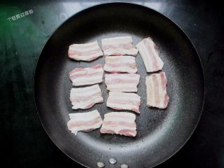 6、雪碧五花肉,平底锅热锅～不放油，把五花肉放入锅里，小火煎至两面焦黄