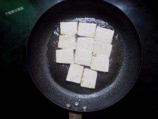 7、雪碧五花肉,煎过五花肉的锅会出很多油，就用这个油煎豆腐