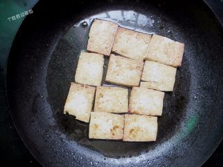 8、雪碧五花肉,把豆腐煎至两面金黄