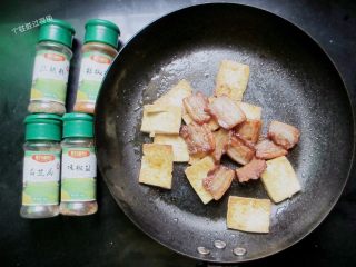 9、雪碧五花肉,煎好的豆腐和五花肉放在一起，准备调味