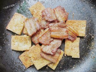 10、雪碧五花肉,加入椒盐、孜然、辣椒粉、白芝麻进行提味