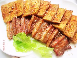 11、雪碧五花肉,配上生菜就可以开吃啦