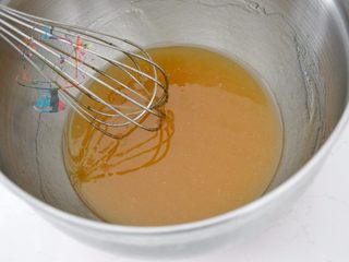 2、预拌粉版快手广式月饼,使用手动打蛋器混合搅拌至花生油乳化发白和糖浆融为一体