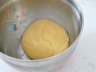4、预拌粉版快手广式月饼,混合均匀无干粉之后。蒙上保鲜膜。室温静置2小时