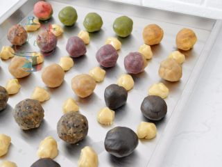 5、预拌粉版快手广式月饼,阳晨的水晶模具一共3套,50g两套,75g一套。50g的是 皮10g 馅儿 40g 。 75g月饼 皮15g 馅儿 60g。