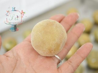 9、预拌粉版快手广式月饼,包好的月饼坯薄薄的滚一层粉就可以。不要太多。不然烤的时候容易开裂