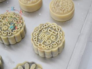 11、预拌粉版快手广式月饼,最后按在烤盘上脱模出来就可以了。这个中秋字样的花片是我最喜欢的~