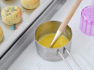 14、预拌粉版快手广式月饼,5分钟后出炉,,毛刷在容器壁刮去多余的蛋液,刷薄薄的一层在表面花纹上。一定不要贪多,蛋液多了月饼表面的花纹会变模糊。