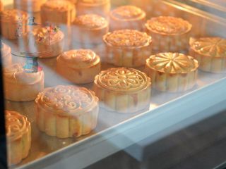 15、预拌粉版快手广式月饼,继续放入烤箱,转180℃,烤8分钟后取出再刷一遍蛋液送回烤箱,烤5分钟。