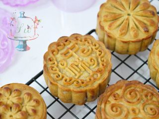 16、预拌粉版快手广式月饼,出炉晾凉,室温放置回油即可。不要看刚出炉好像丑丑的。一天后就会回油变软变得油亮亮的了