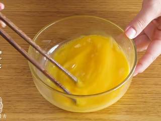 5、肉末蛋羹12m+,搅拌均匀