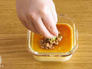 16、肉末蛋羹12m+,放上小葱碎装饰