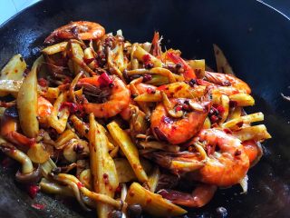 15、麻辣过瘾 香辣虾&麻辣香锅,再放入藕片 翻炒一会