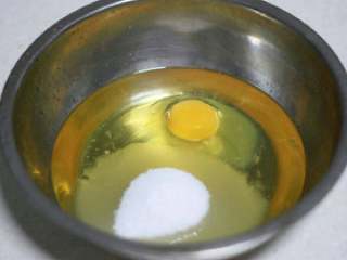 1、教你做简单的桃酥,植物油，蛋液，细砂糖称量好