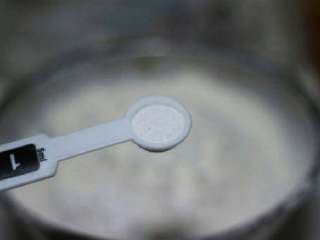 4、教你做简单的桃酥,放一勺泡打粉，苏打粉搅拌均匀