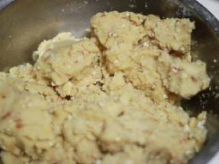 6、教你做简单的桃酥,用手揉一分钟，和面料混和均匀