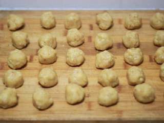 7、教你做简单的桃酥,团成一个个小圆团