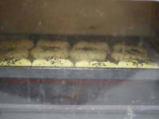 9、教你做简单的桃酥, 刷好蛋液后，再撒一层芝麻，点缀一下！入烤箱了，中层，180度，约15分钟1