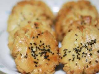 10、教你做简单的桃酥,烤好后的桃酥，一定要等完全冷却才可以吃哦，不冷透，不酥脆的！