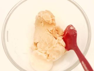 4、【樱】春日的樱花和菓子,煮好的糯米面饼和加热的豆沙一起搅拌均匀，和成团