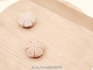 13、【樱】春日的樱花和菓子,尖角处压出花瓣的开叉