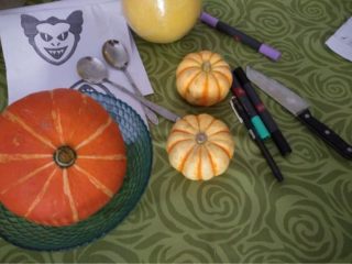 1、万圣节南瓜灯,如图准备所需材料