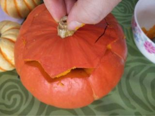 2、万圣节南瓜灯,如图先用刀给南瓜开个盖子！要斜切进去